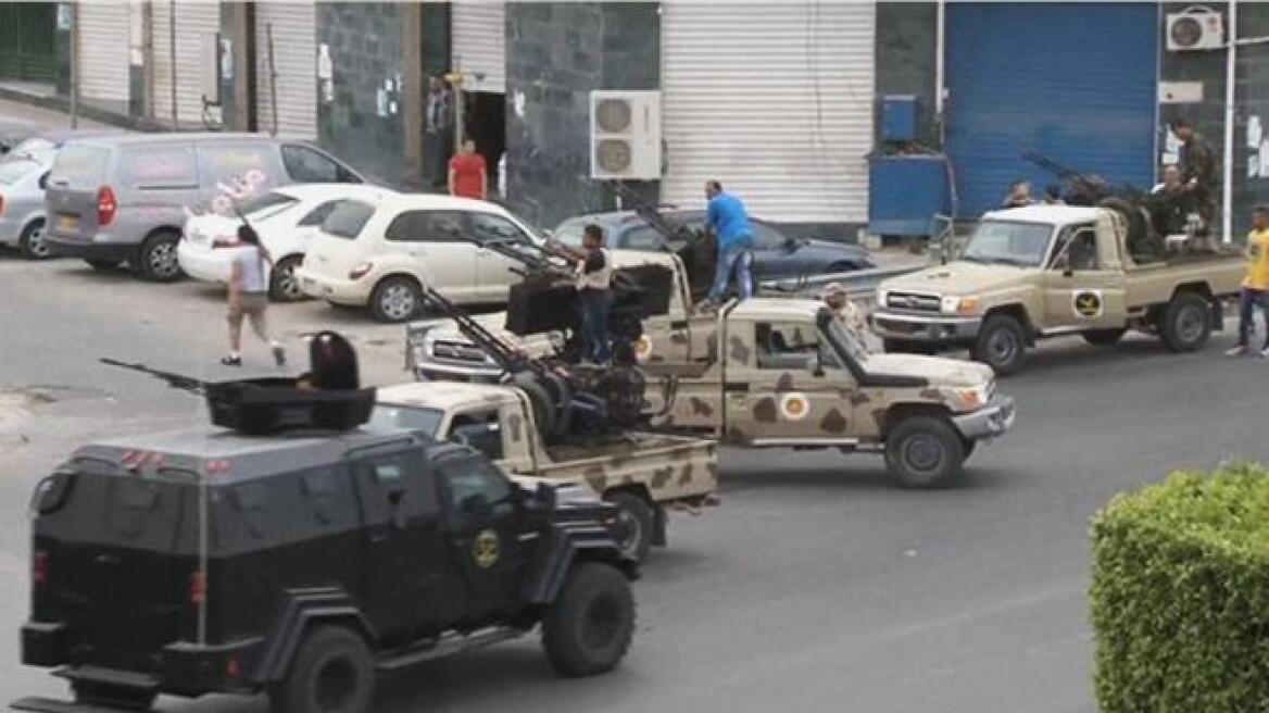 Εμφύλιος στη Λιβύη: Γάζωσαν το όχημα του αρχηγού του Γενικού Επιτελείου Ναυτικού